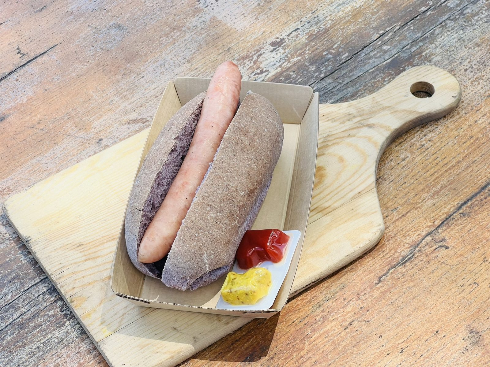 ぶどうを練り込んだバンズにソーセージを挟んだホットドッグ