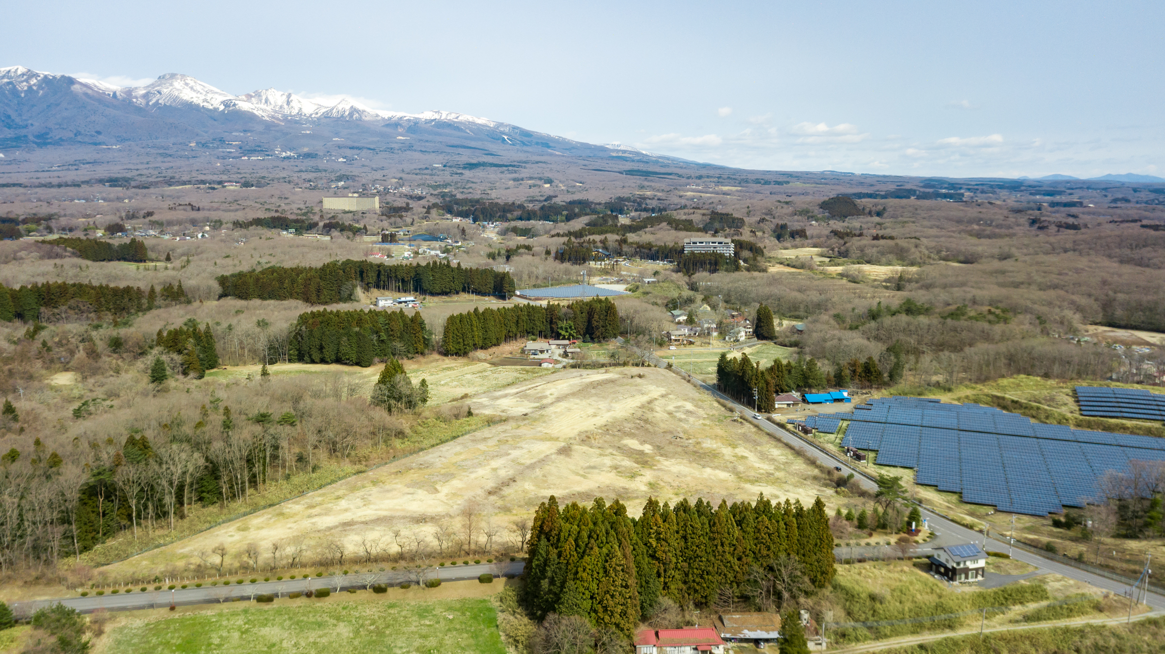 残雪の那須連山を望む那須高原の風景