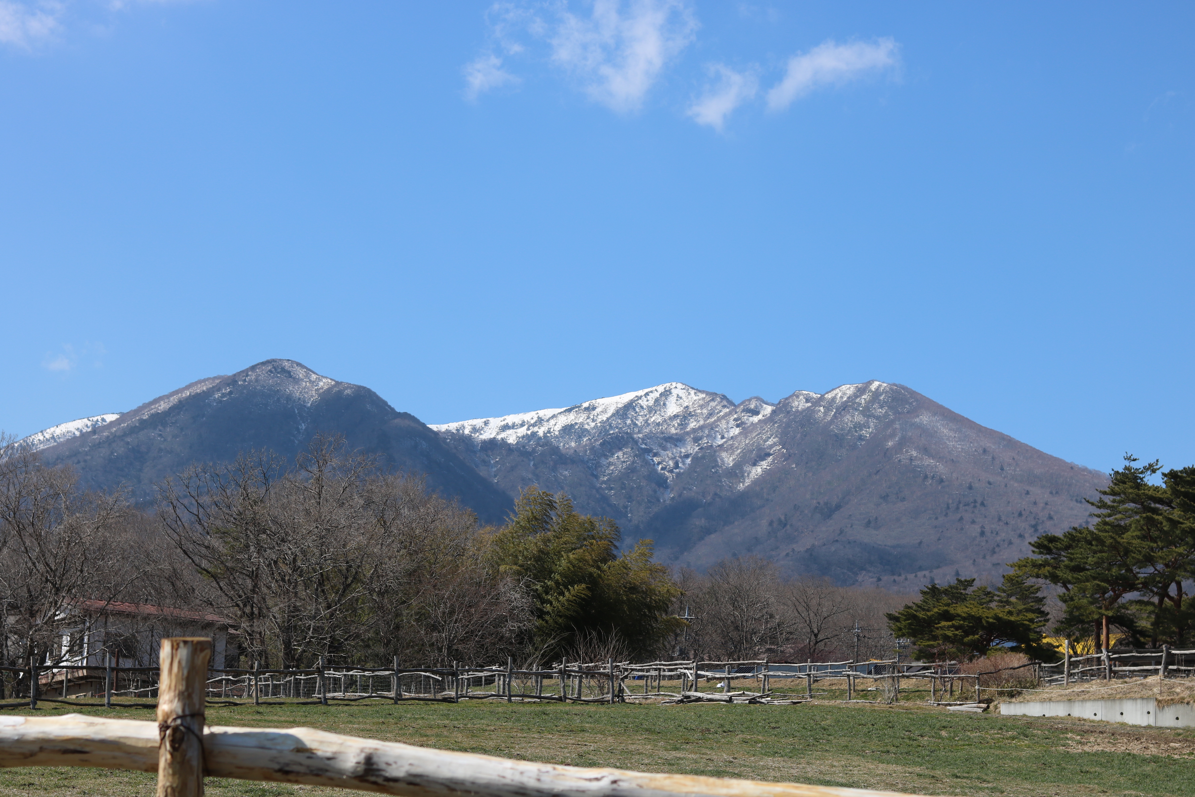残雪をいただく那須連山と、その裾野に広がる那須高原の風景